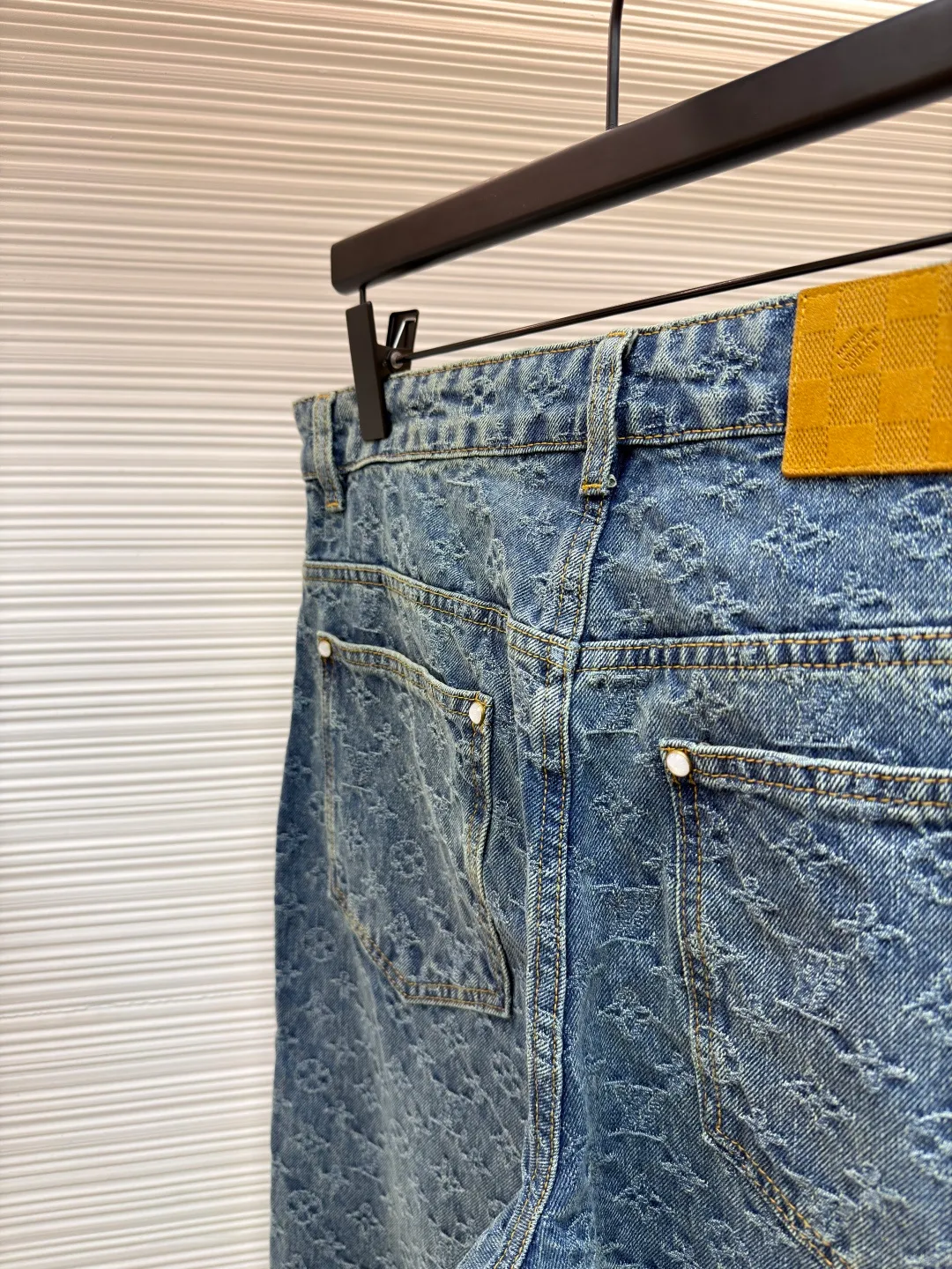 LOUIS VUITTON presbyopic jacquard jeans ●Original version: purchased and developed at 18399 ●Item number: 1680890-B20 ●Fabric: denim fabric ●Technology: full-width jacquard production ●Type: fitted version ●Weight: about 780 grams ●Size: 30-32-34-36 ●Description: This skateboard denim jacket has an all-over contrasting Monogram jacquard texture, embellished with pearlescent buttons and pocket rivets, giving the casual skater silhouette a Dandy feel. Pair it with matching trousers for a trendy look, making it a perfect choice for every season. Monogram jacquard all over, Damier nubuck label at rear. The overall wiring is straight and delicate, the fabric is comfortable and soft, and the color is consistent without color difference. It can be matched with the same style to create a fashionable look and control various occasions. Customized accessories, complete with three standards, same style for men and women!